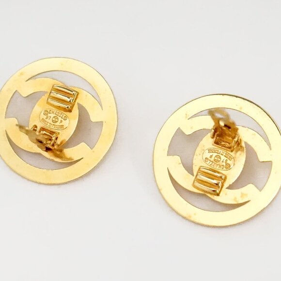 CHANEL CC Logos Round Clip-On Earrings Gold Tone Auth 97P w/Box m11098 - Picture 4 of 5